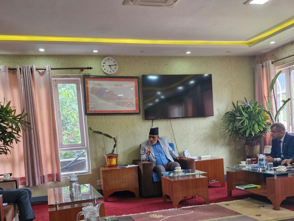 मन्त्री अधिकारी र गभर्नर पौडेलबीच भेटवार्ता